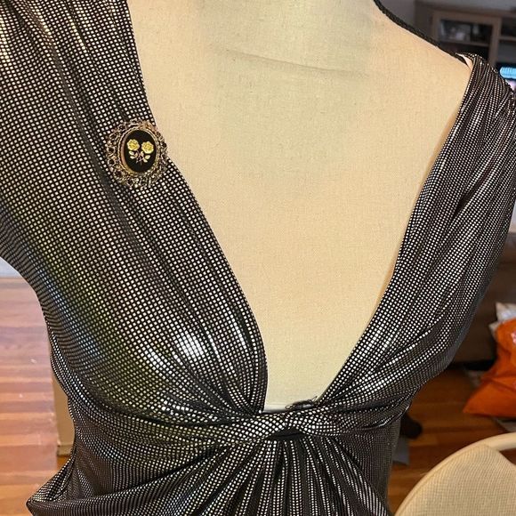 Updated- Vintage gold double rose etched brooch - Picture 8 of 9